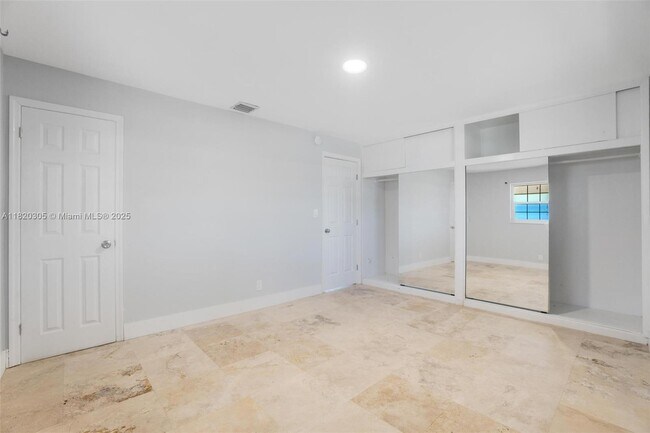 Building Photo - 1312 SE 3rd Ave