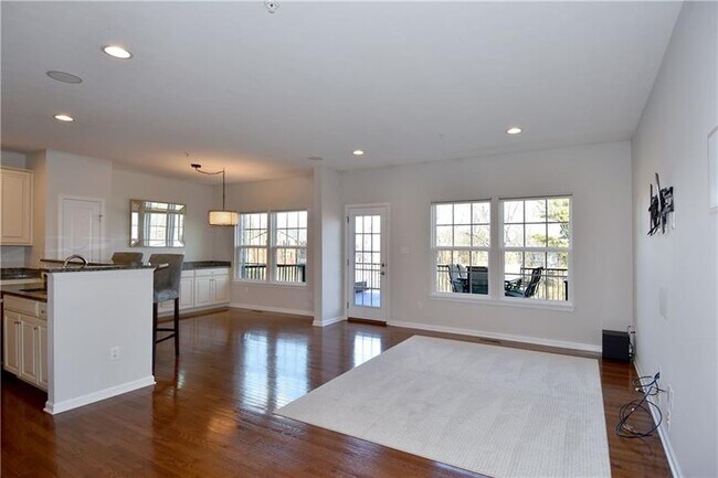 Building Photo - 616 Edison Dr