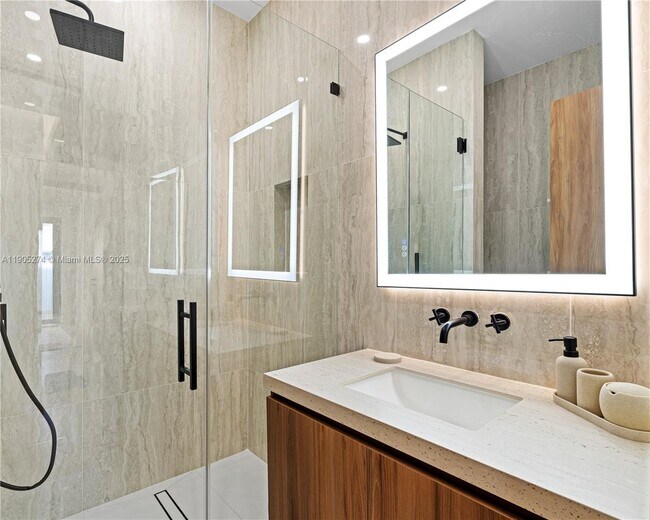 Building Photo - 543 NE 109th St