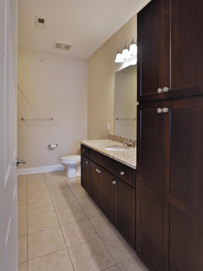 Building Photo - 960 Perry St