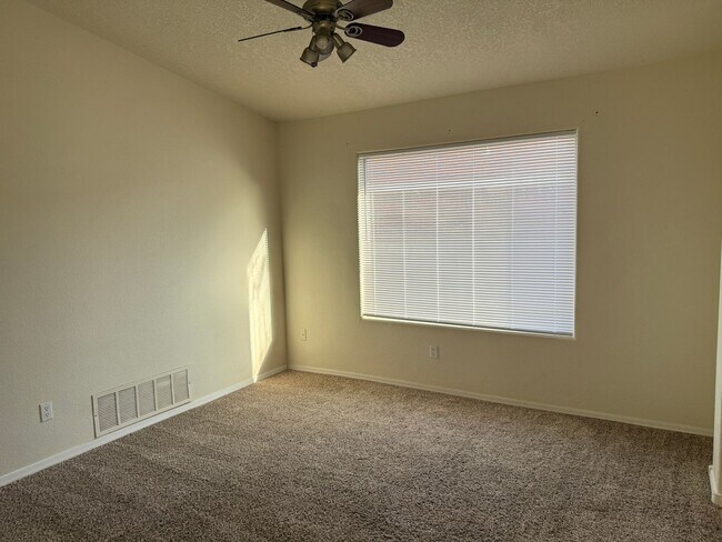Building Photo - Great 3 Bedroom 2 Bath home with appliance...