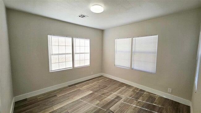 Building Photo - 1424 NE 10th St