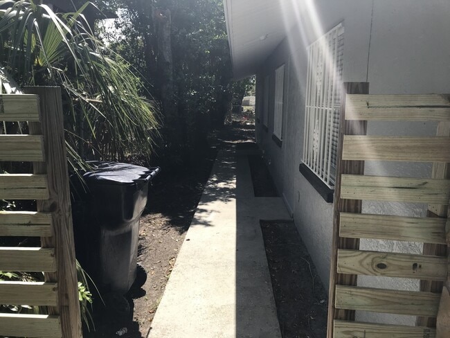 Building Photo - 5 Bedroom Home Close to Downtown