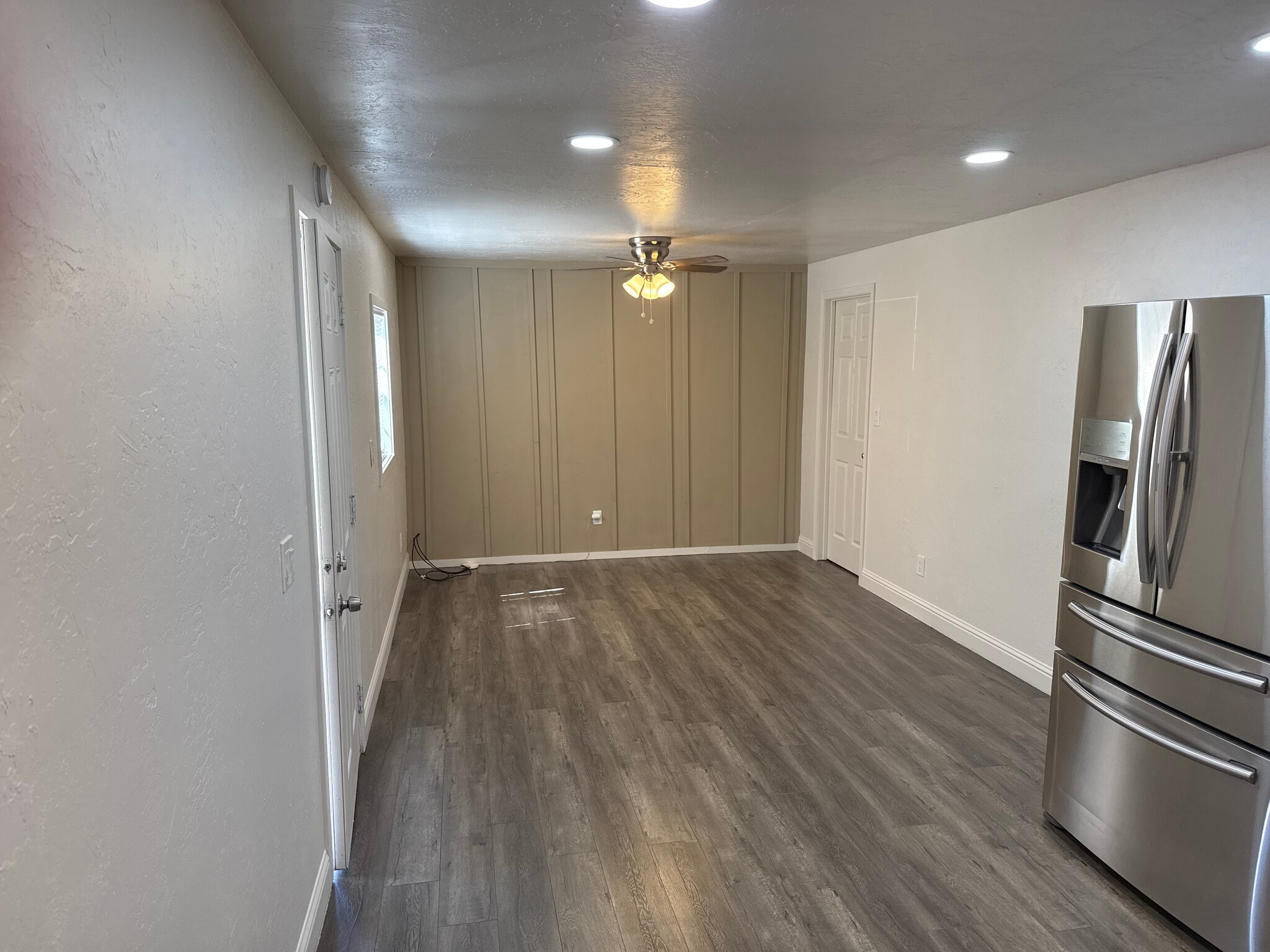 Building Photo - 561 W Behymer Ave