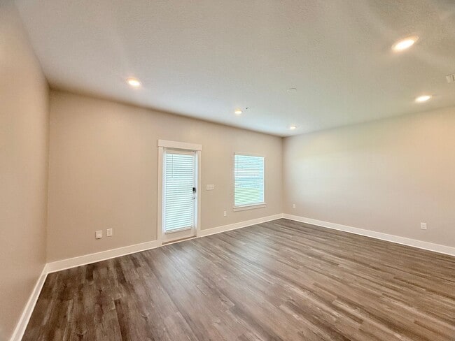 Building Photo - 3 Bed/2.5 Bath Townhome - Prime Pensacola ...