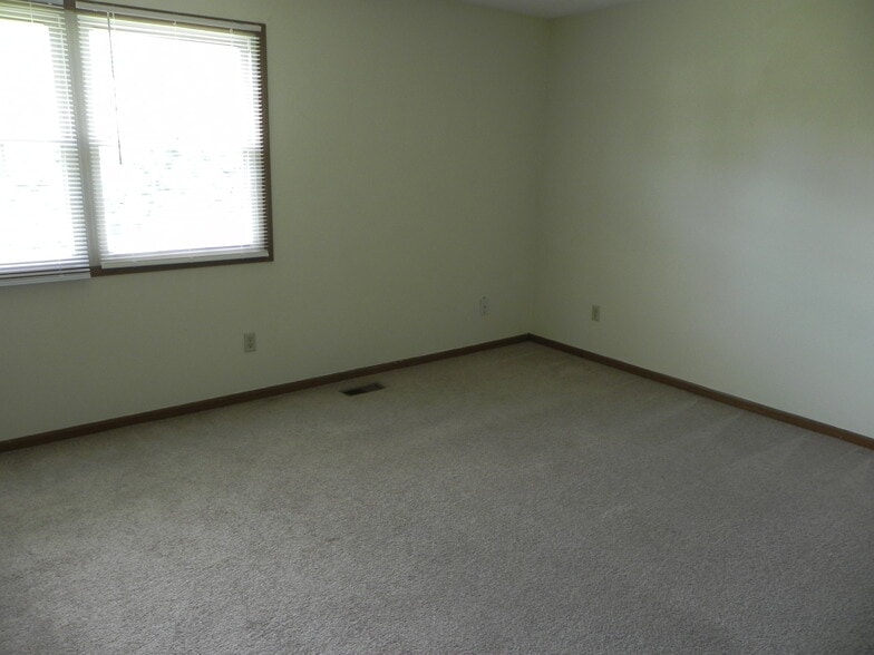 Building Photo - 6008 Red Oak Dr