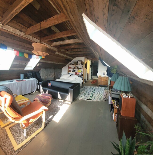 Building Photo - 3213 S Lituanica Ave