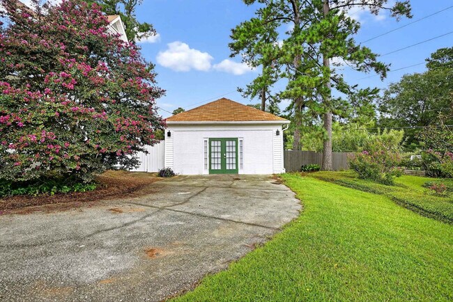 Building Photo - 1001 Bedford Dr