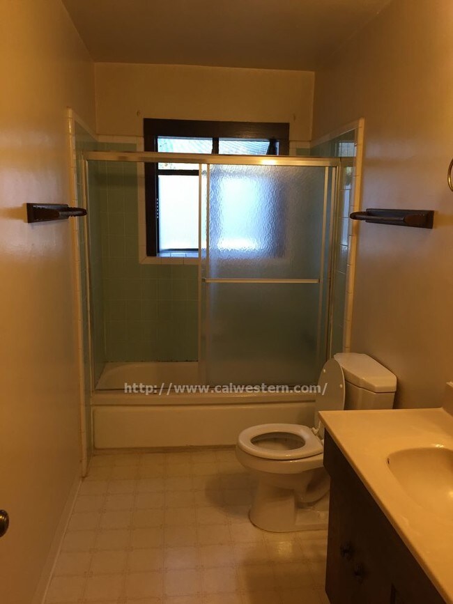 Building Photo - Lovely 3 bedroom home with large yard