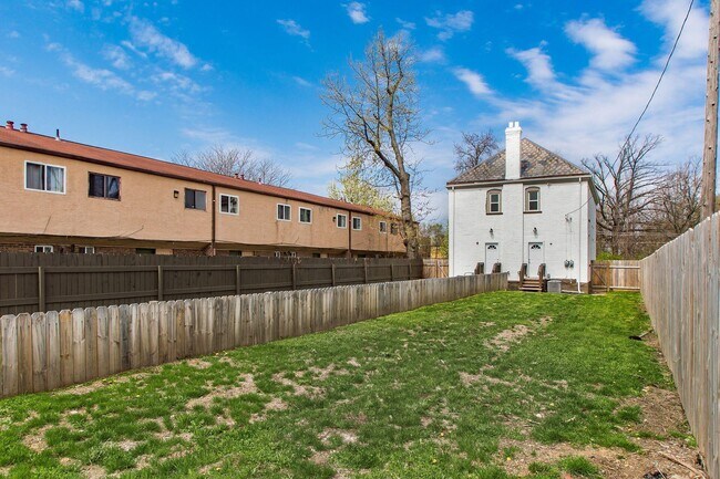 Building Photo - 1013 E Rich St