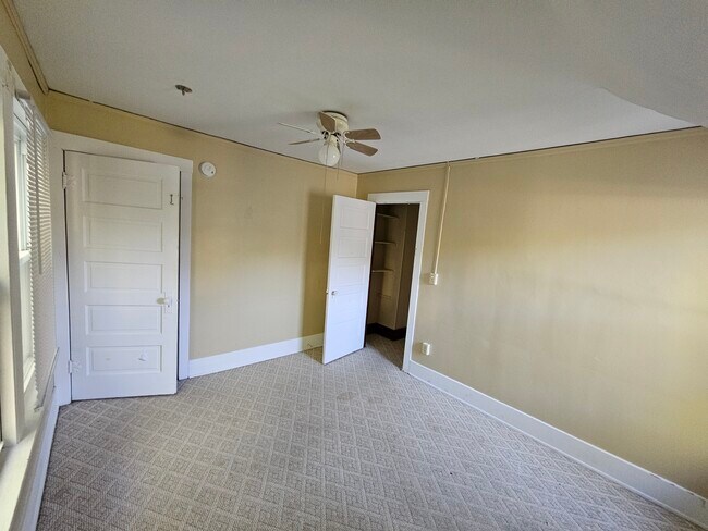 Building Photo - 3 bedroom, 2 bath house