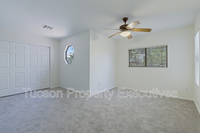 Building Photo - 10176 9 Iron Dr
