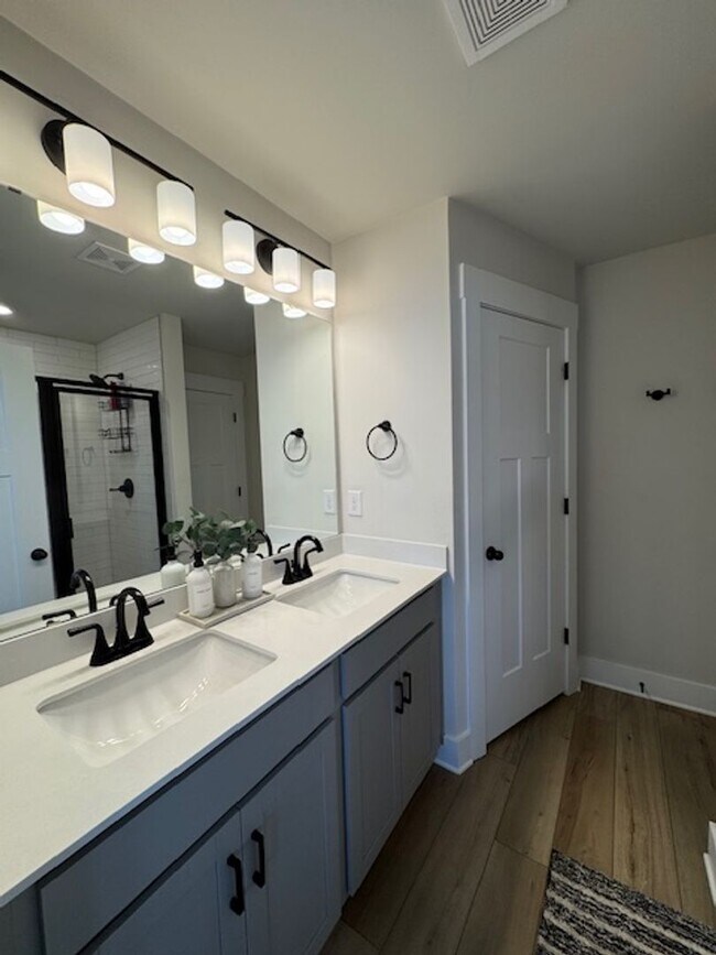 Building Photo - Move In Ready - 3 Bedrooms, 2.5 Baths. Hic...