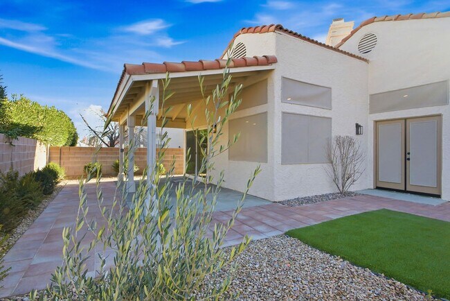 Building Photo - STUNNING DESERT SHORES MINUTES FROM THE LAKES!!!