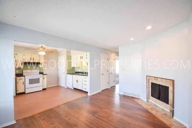 Building Photo - 2 Bedroom 1 bath duplex with unfinished basement near Merle Hay Mall