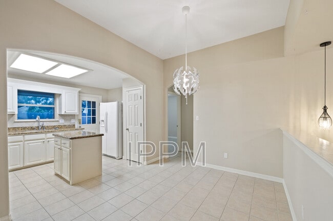 Building Photo - 1825 Treasure Oaks Dr