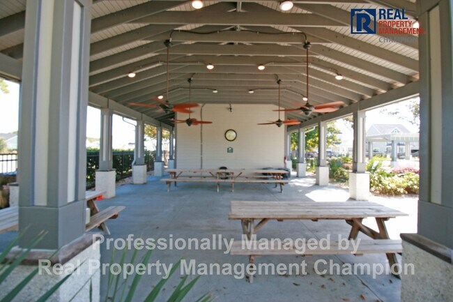 Building Photo - Spacious 4 BD Executive Home Loaded with U...