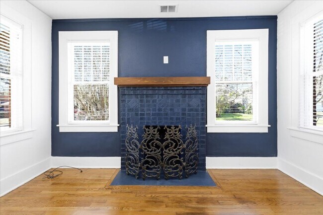 Building Photo - Move-In Ready 3BR/1.5BA Home with Private Backyard