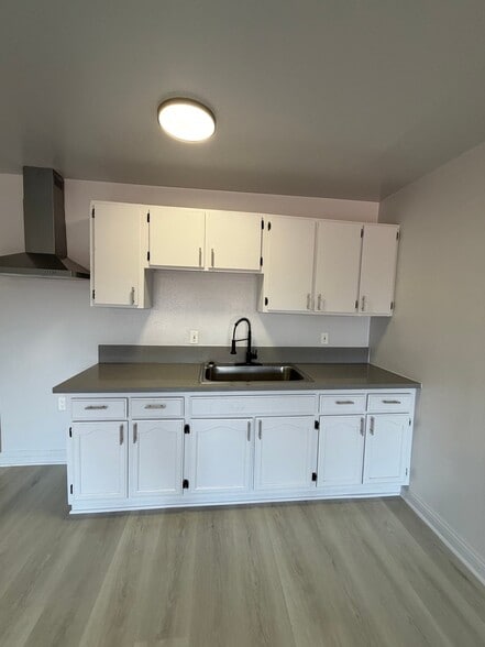 Building Photo - 4265 S Hoover St