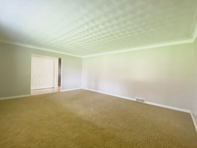 Building Photo - 5 bed / 3.5 bath Ranch House