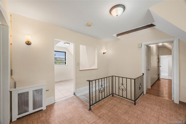 Building Photo - 176 Colonial Pkwy