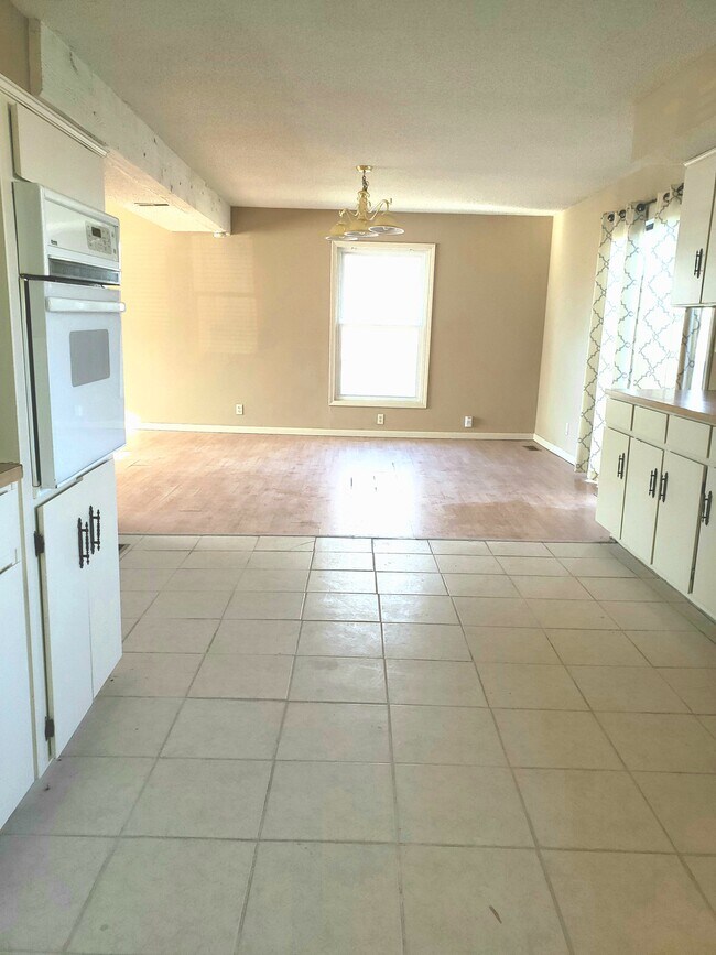 Building Photo - 8 NE 62nd Pl