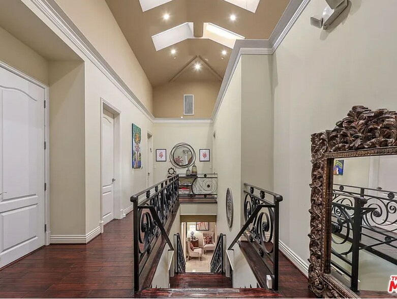 Building Photo - 156 S Clark Dr