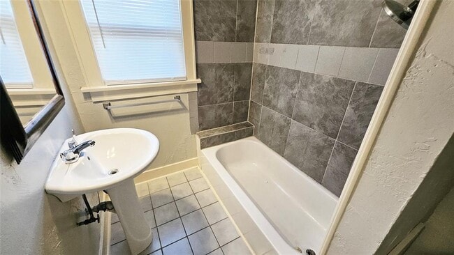 Building Photo - 2427 W Park Pl