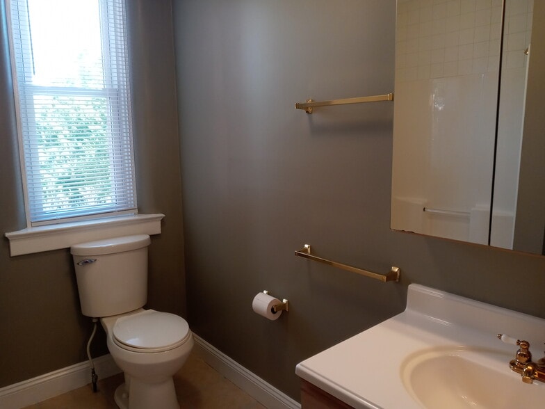 Bathroom - 532 Pine St