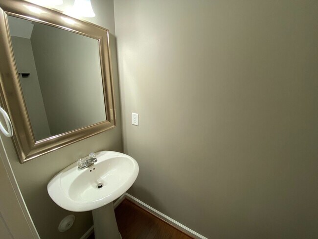 Building Photo - Like-New Townhome in Prime SW Durham Location!