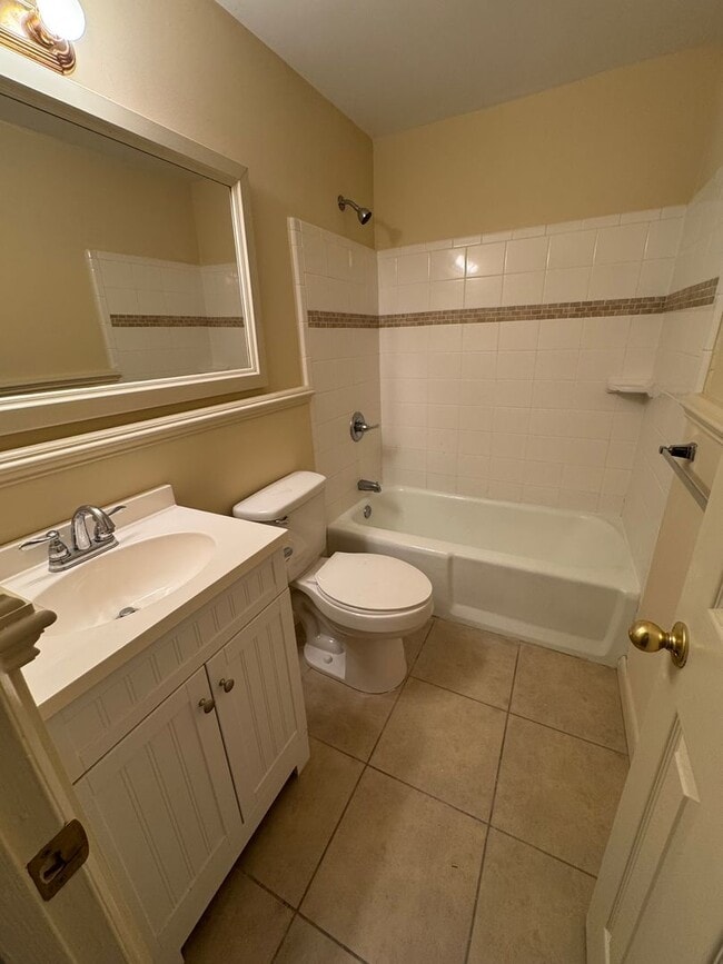Building Photo - Spacious 2 Bed, 1.5 Bath Apartment in Prim...