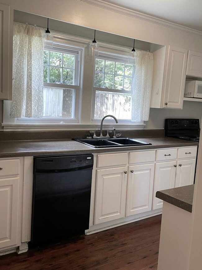 Building Photo - Adorable 2 Bedroom & 1 Full Bath Bungalow ...