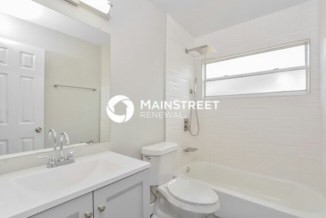 Building Photo - 5 Bedroom Pet-Friendly Home in SANFORD, FL...