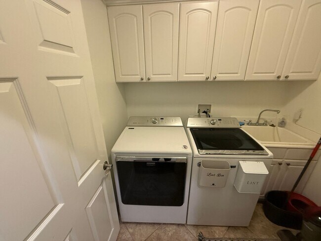 Building Photo - 3-Bedroom Single-Story Home with Smart Features & Remodeled Kitchen in Castaic!