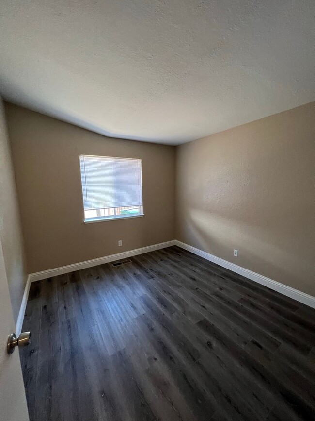 Building Photo - $2495.00 - GREAT NEIGHBORS - CENTRAL TO GR...