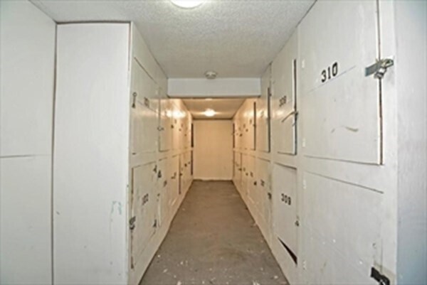 Building Photo - 151 King St