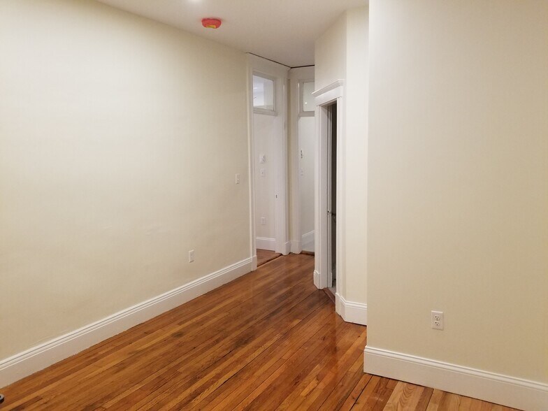 Building Photo - 73 Park Dr