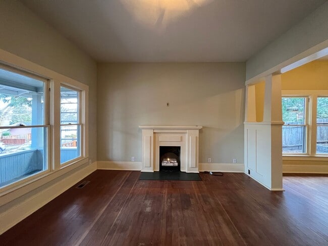 Building Photo - 3 Bedroom Craftsman style home in prime As...