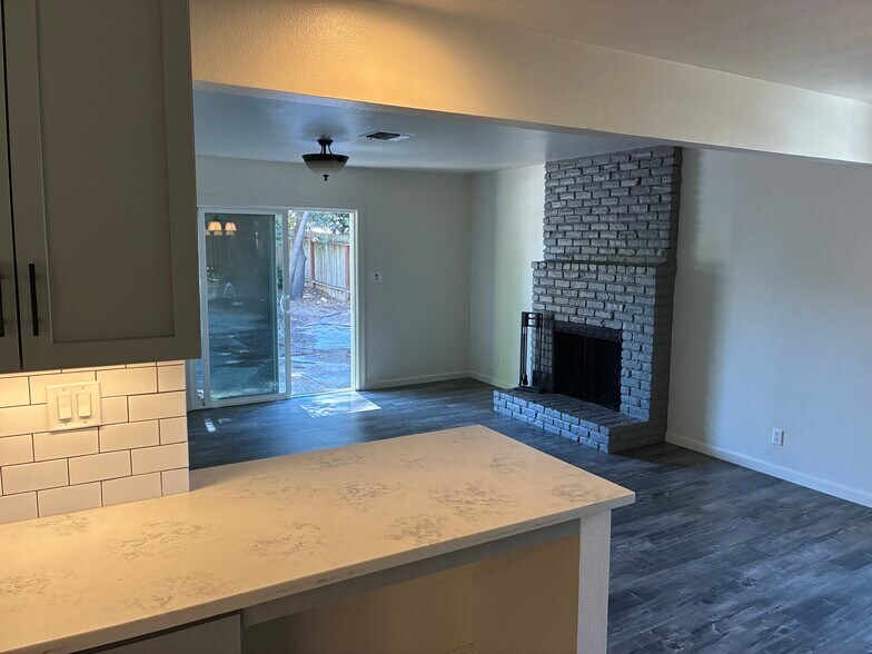 Building Photo - 8375 Acorn Dr