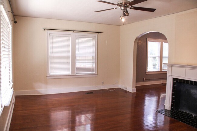 Building Photo - 2 BEDROOM - MONTE VISTA