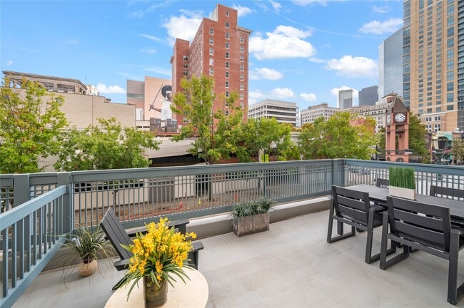 Building Photo - 204 Travis St