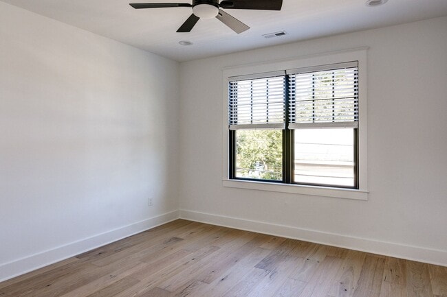 Building Photo - 20 E Redman Ave