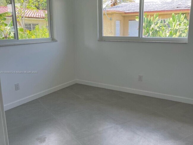 Building Photo - 11922 NE 12th Ct