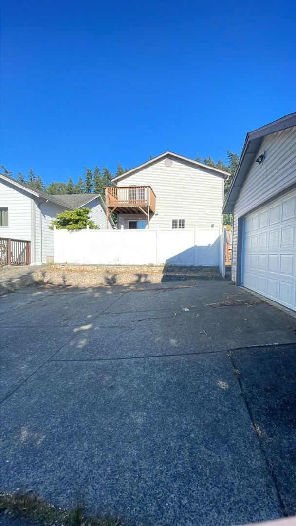 Building Photo - PRELEASING: 4 bdrm/1.5 bath house near WWU Park-N-Ride