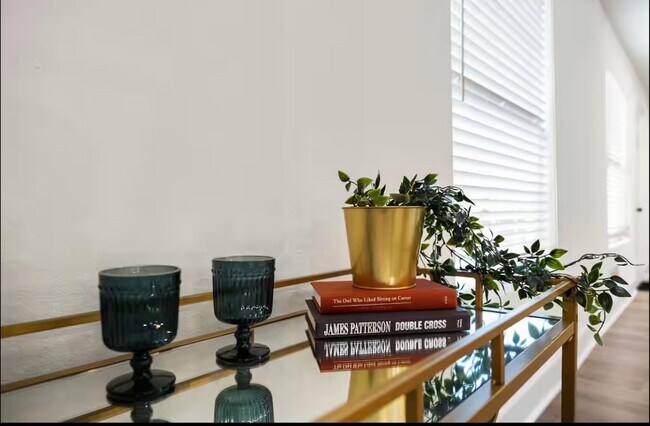 Building Photo - Stunning Home with Spacious Layout & Modern Upgrades