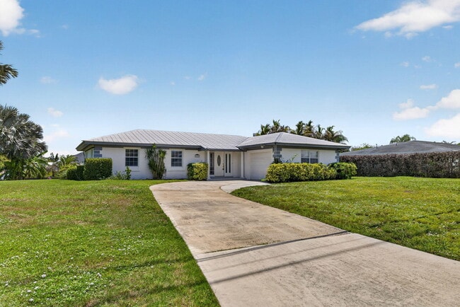 Building Photo - 416 SE Naranja Ave