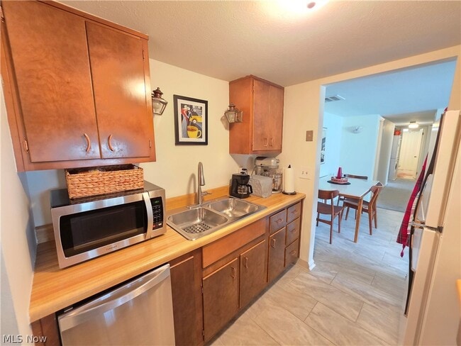 Building Photo - 6995 Carriage Hill Dr