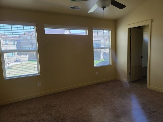 Building Photo - 3 Bed 2.5 Bath Available June 1st