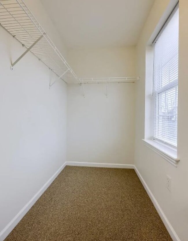 Building Photo - Updated Townhome available now!