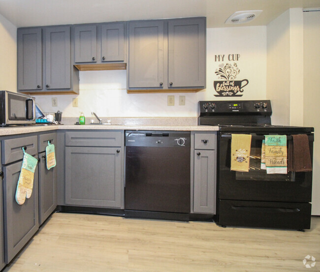 Kitchen w/Black Appliances - The Reserve at Heritage